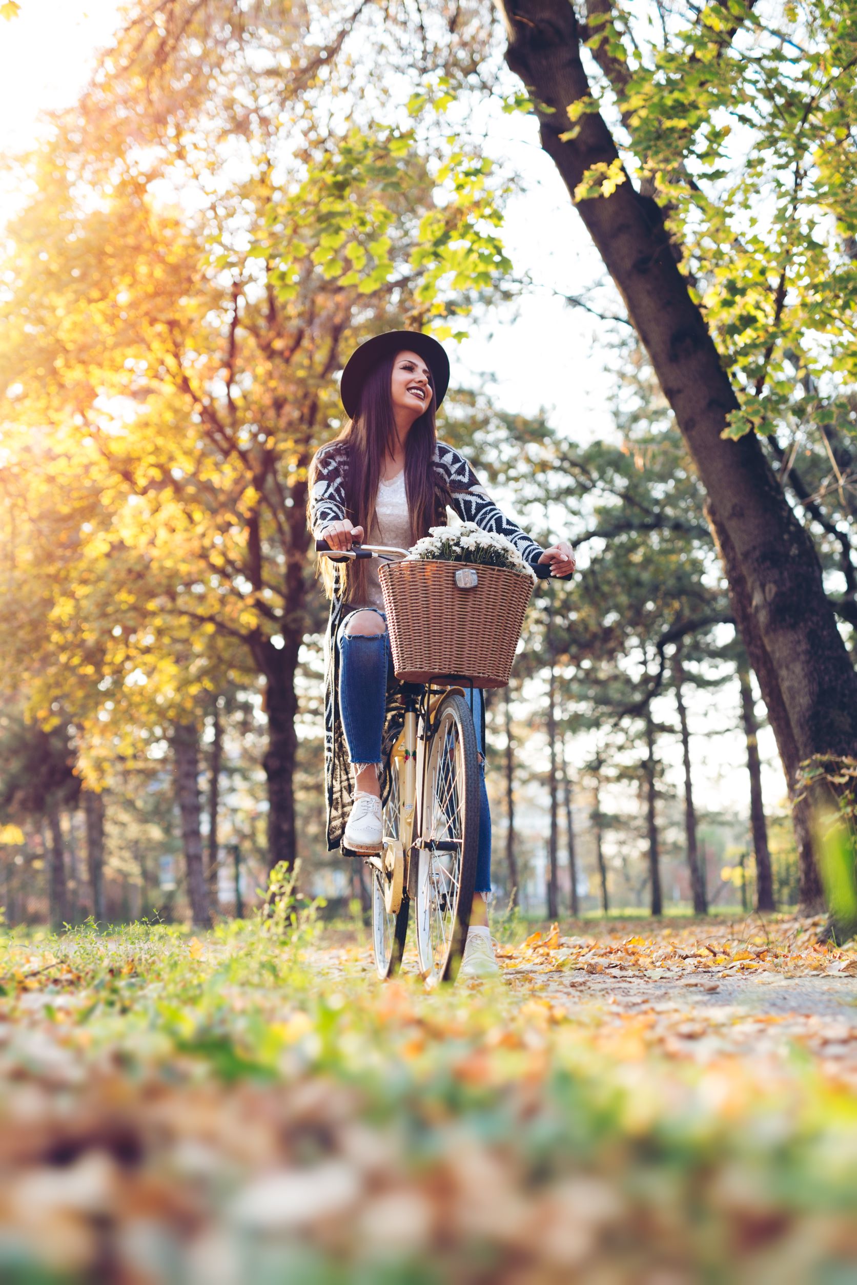 Frau fährt Fahrrad mit Korb vorne
