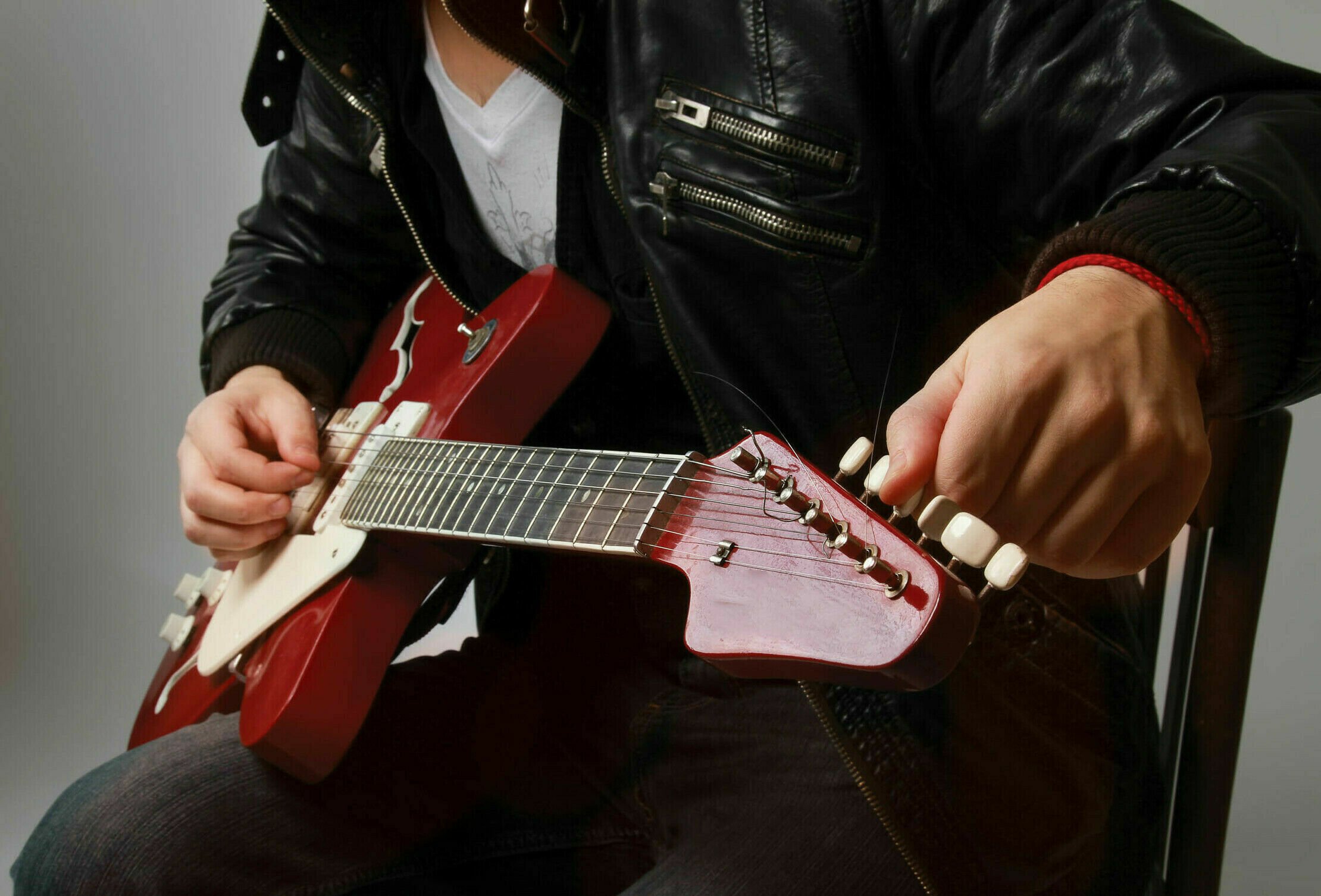 How to tune a guitar? We know how to do it [Guide] Muziker