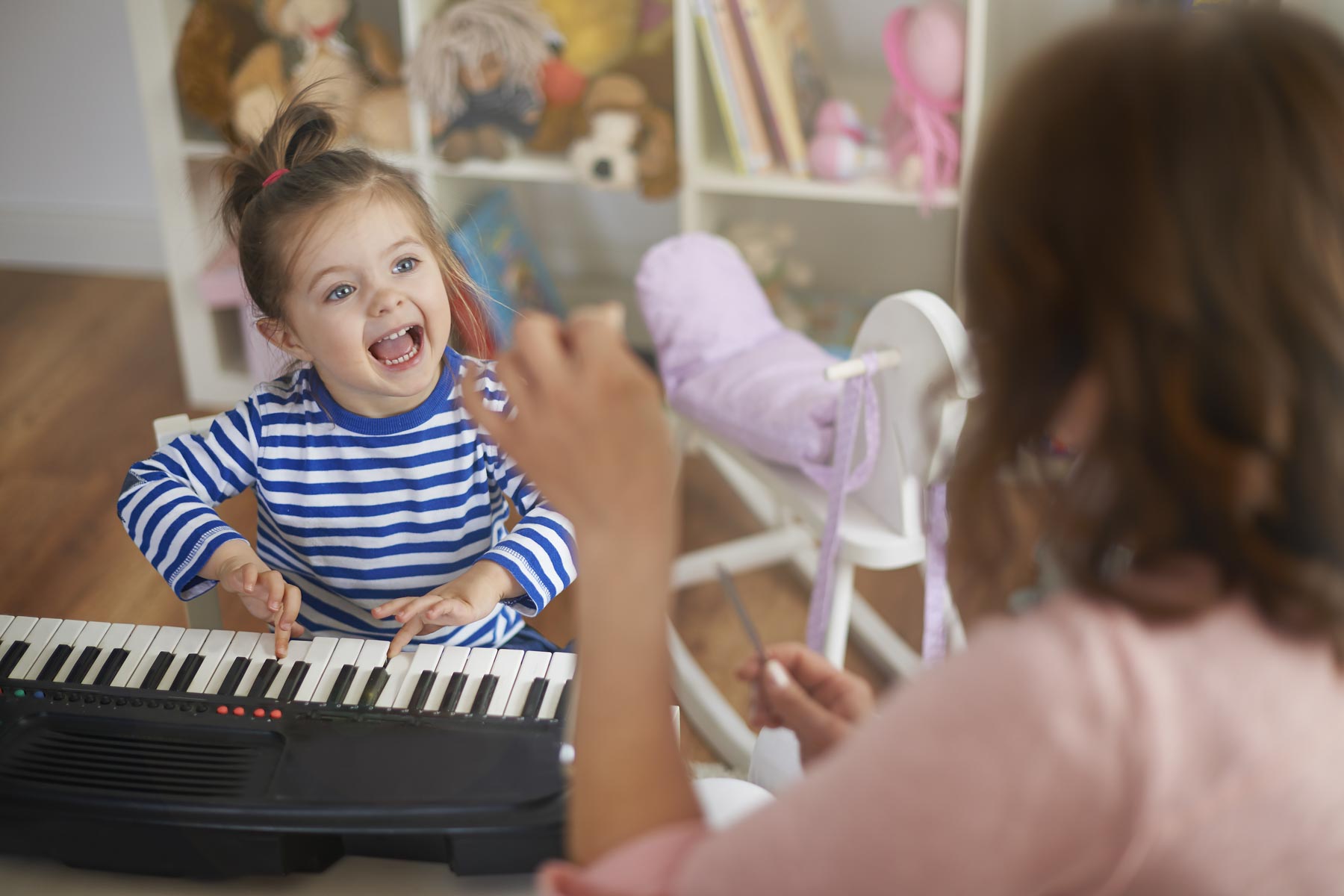 päťročné dievčatko hrá na klávesovom nástroji