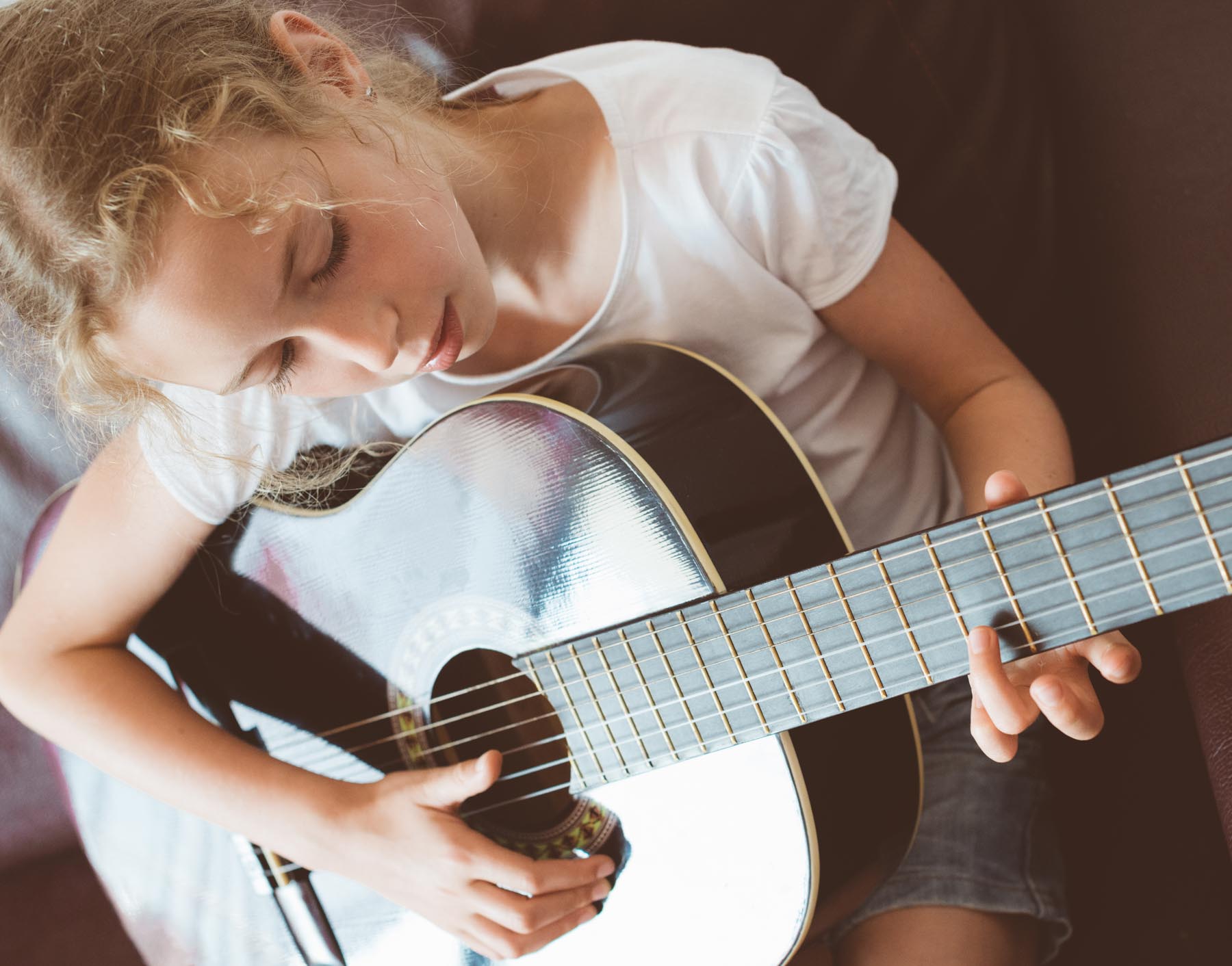 třináctiletá dívka hraje na klasické kytaře