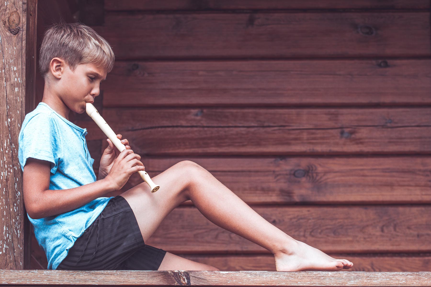 ein neunjähriger Junge spielt Blockflöte