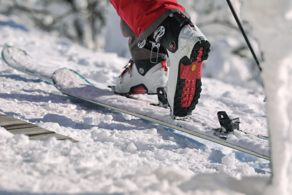 Chaussures de ski de randonnée épinglées dans la fixation - en mouvement