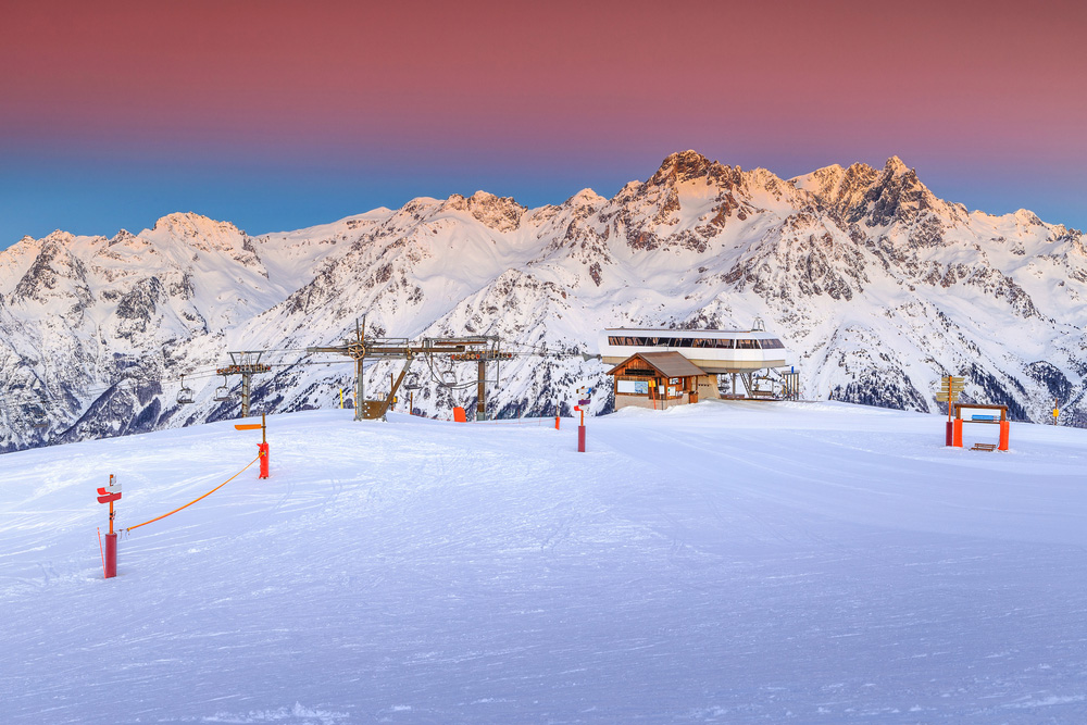 Une station de ski vide avec de la neige non damée