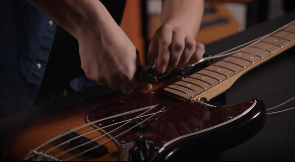 How to change strings on a bass guitar? [Practical guide] Muziker