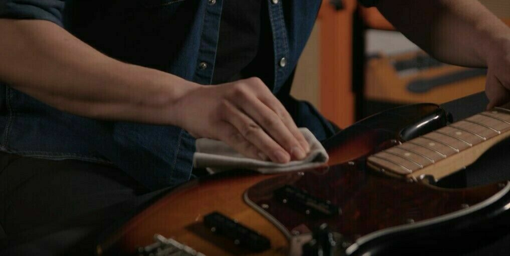 How to change strings on a bass guitar? [Practical guide] Muziker