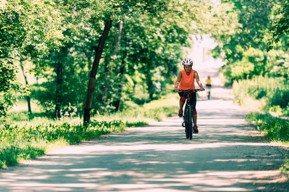 femeie într-un tricou de ciclism pe o bicicletă