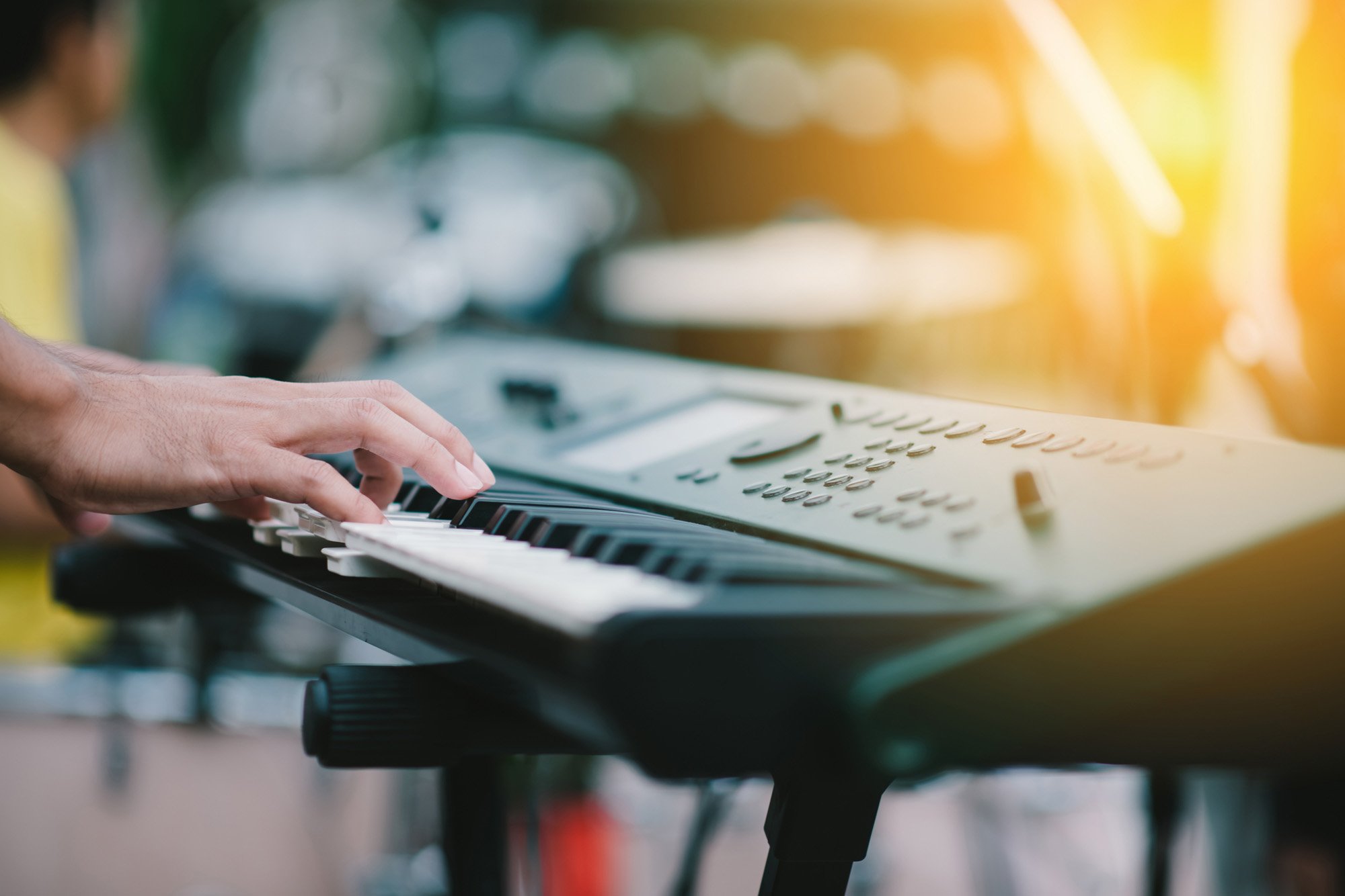 keyboard, na ktorom hrá začínajúci muzikant