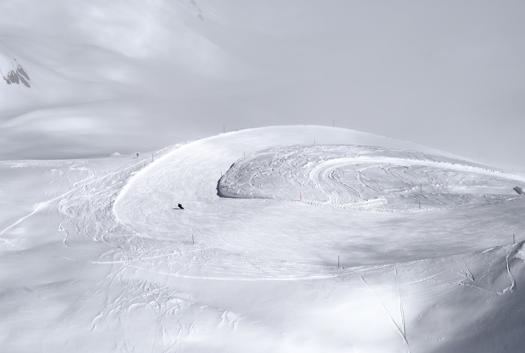 Vykreslený oblúk po lyžiach v čerstvom snehu