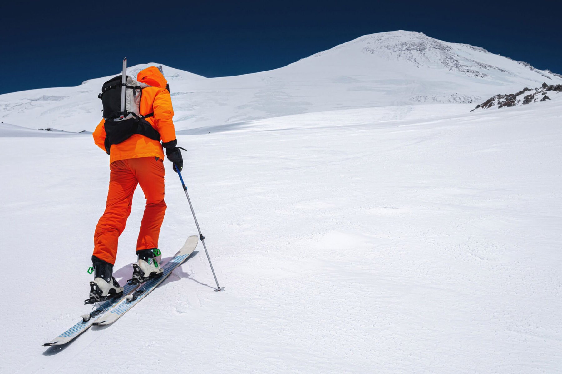 Stoupající skialpinista s batohem