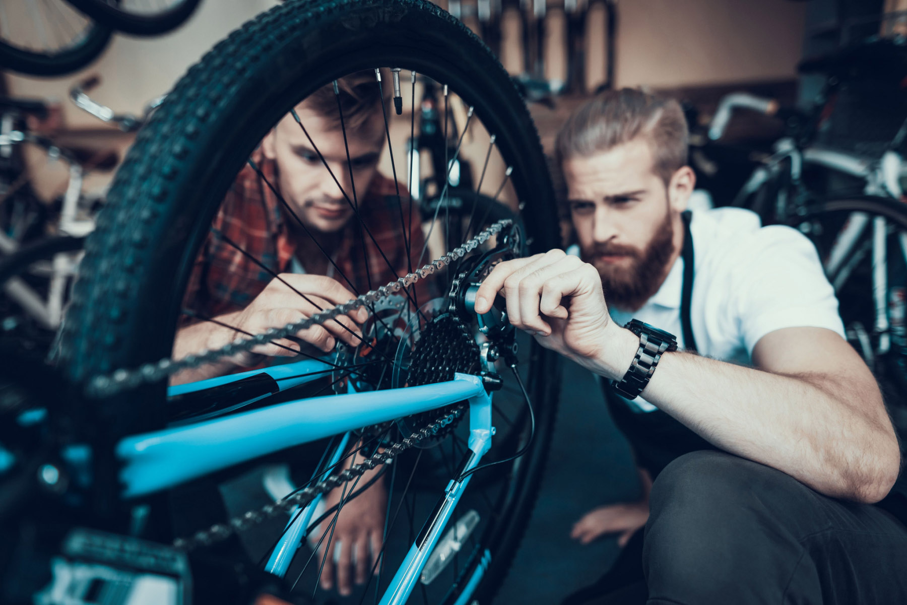 Mechaniker reparieren ein Fahrrad