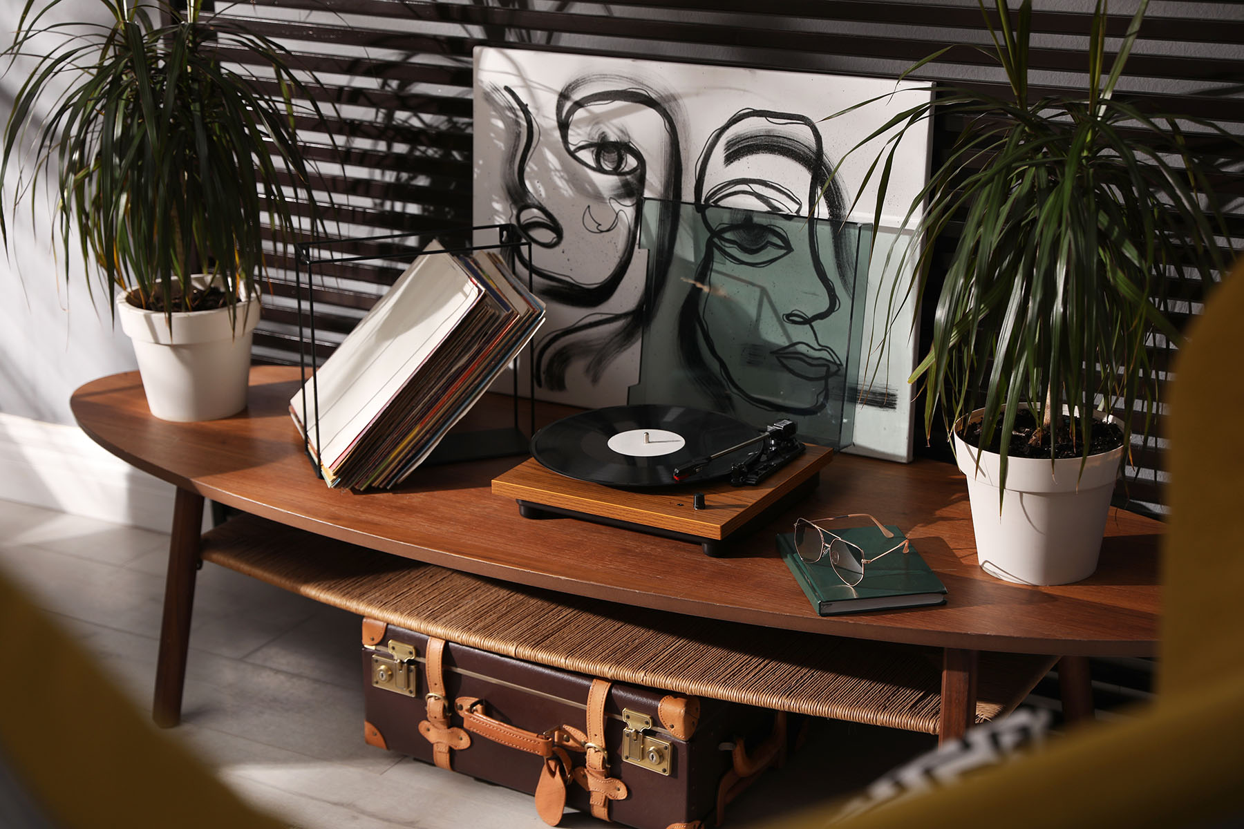 gramofón položený na stolíku v izbe