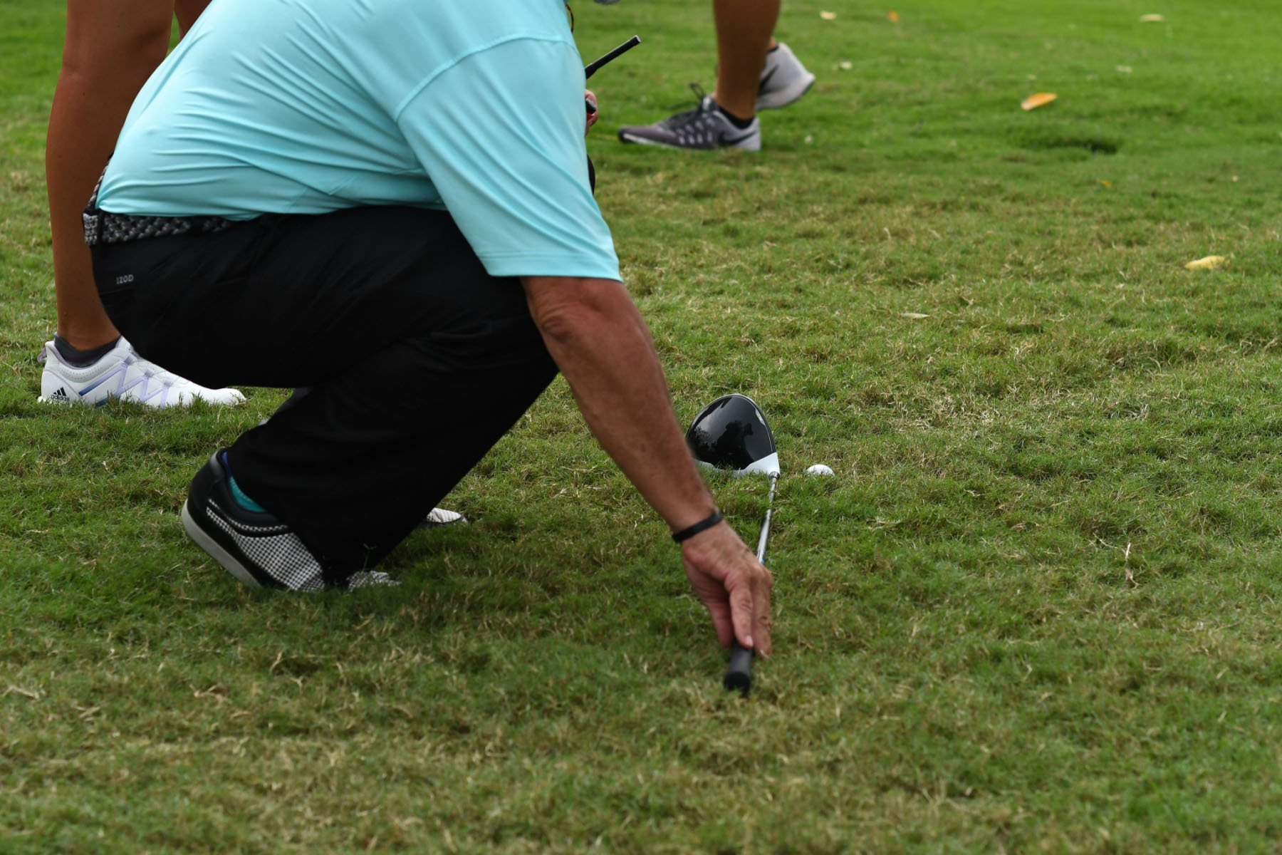 A játékvezető ellenőrzi a szabályok betartását egy golfversenyen.