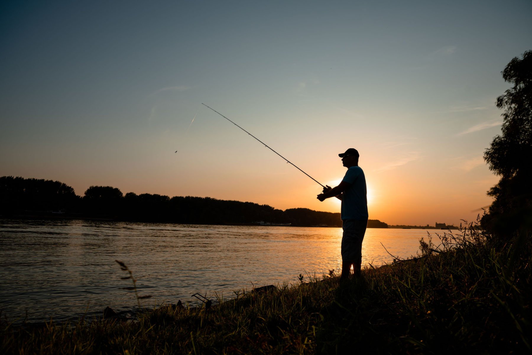 rybár na rybačke na Slovensku riadiaci sa platným zákonom