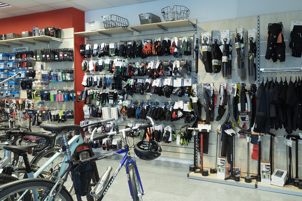 Cykler og cykeltilbehør i butikken Muziker BIKE i Bratislava.