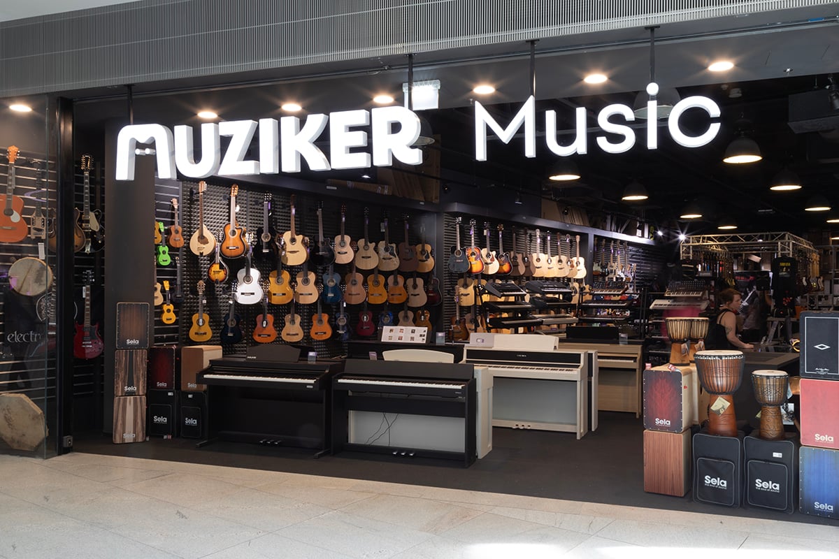 Gitary v predajni hudobných nástrojov Muziker Bratislava – Bory Mall.