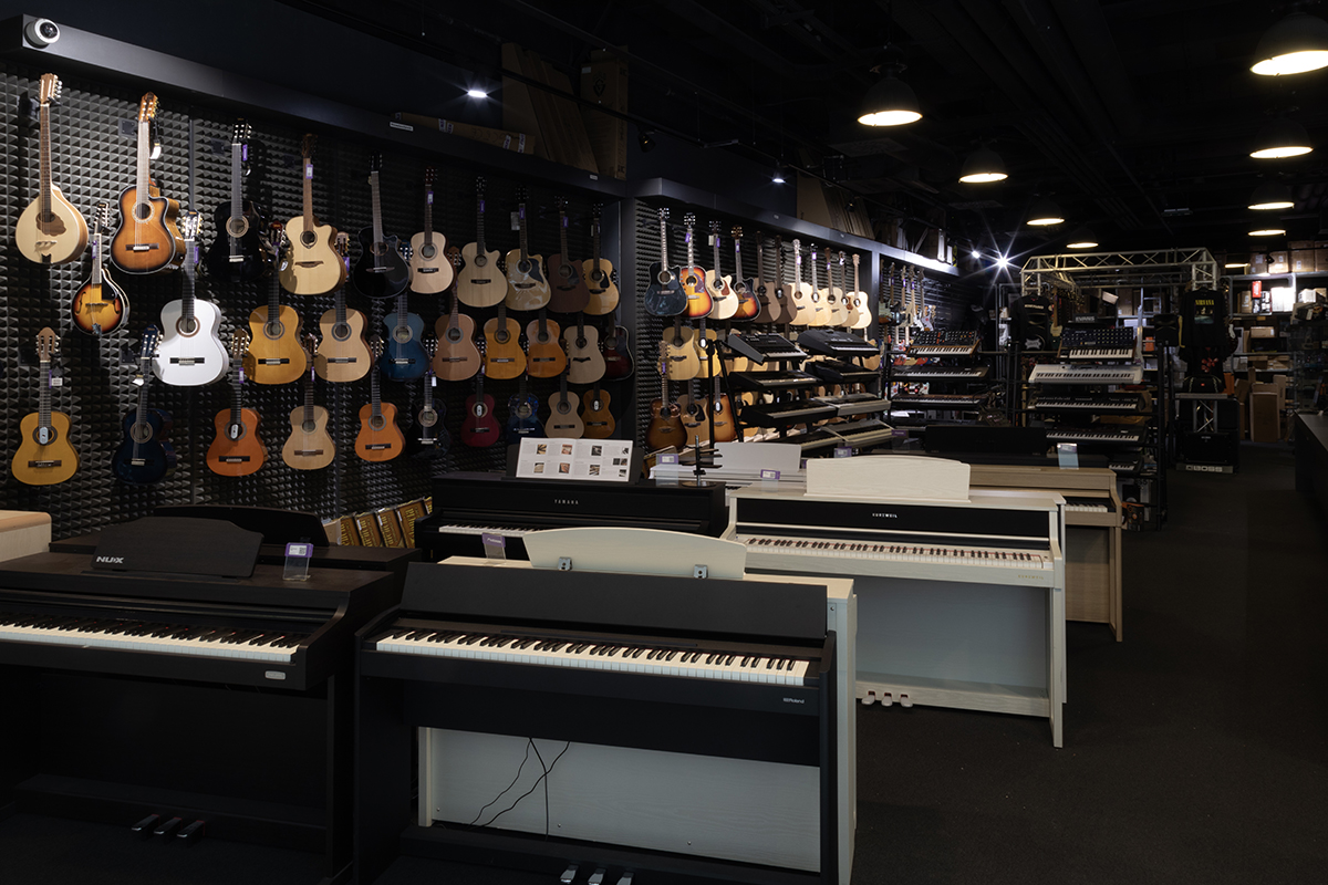 Gitarové struny v predajni hudobných nástrojov Muziker Bratislava – Bory Mall.