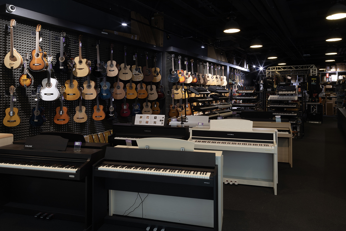 Guitarer i butikken med musikinstrumenter Muziker Bratislava - Bory Mall.