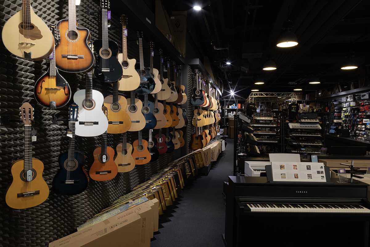 Guitares dans le magasin d'instruments de musique Muziker Bratislava – Bory Mall.