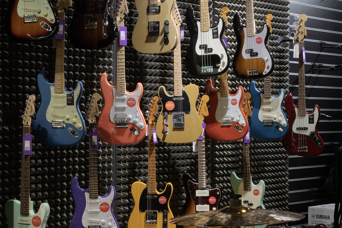 Instruments dans le magasin Muziker Bratislava – Bory Mall.