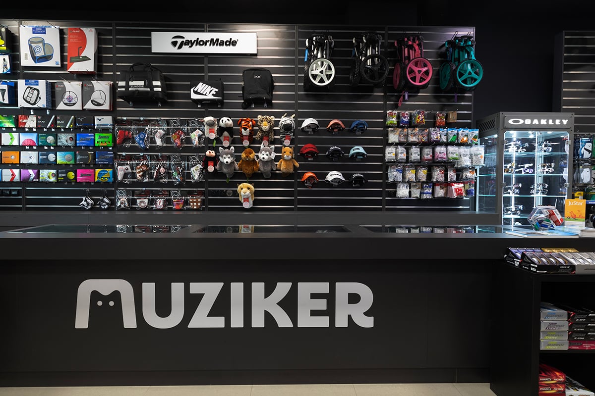 Cordes et accessoires de guitare dans le magasin d'instruments de musique Muziker Košice.