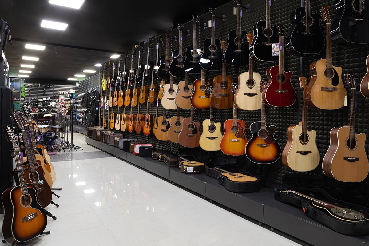 Instruments de musique dans le magasin Muziker Košice.