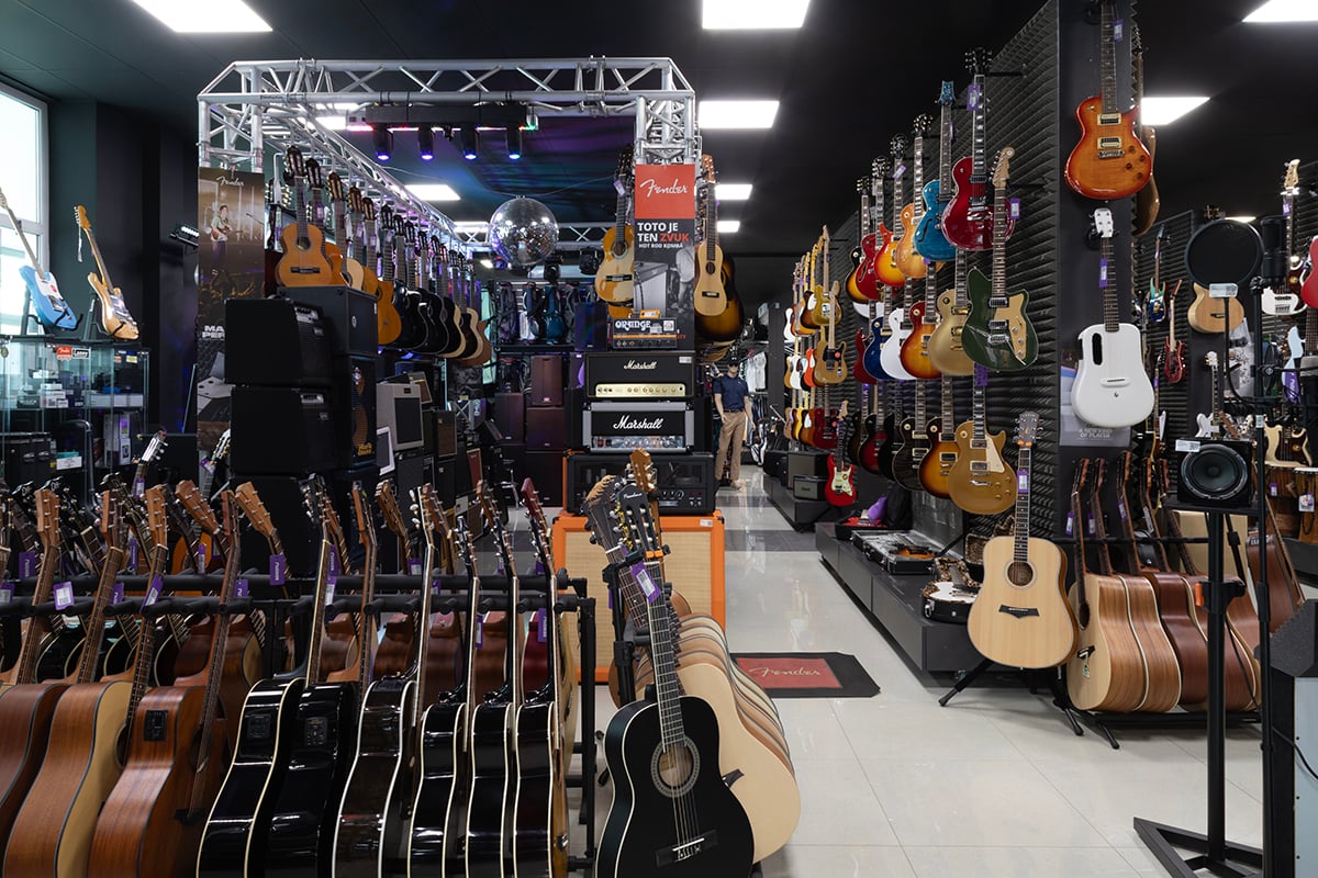 Instruments de musique dans le magasin Muziker Košice.