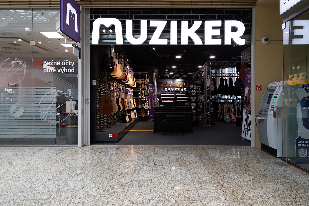 Speaker boxes in musical instruments shop Muziker Žilina.