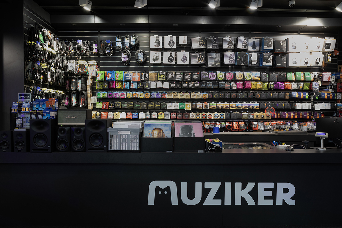 Πληκτρολόγια στο κατάστημα μουσικών οργάνων Muziker Žilina.