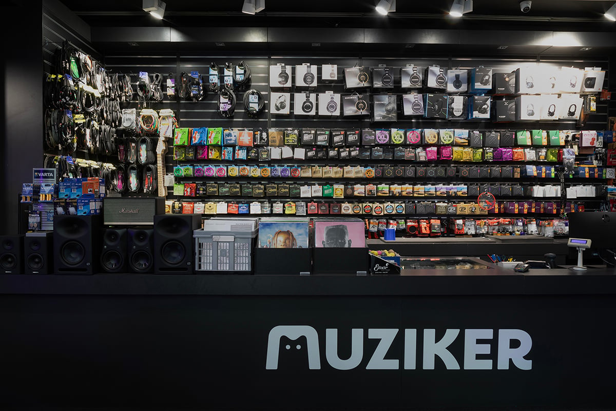 Nycklar i musikinstrumentbutiken Muziker Žilina.