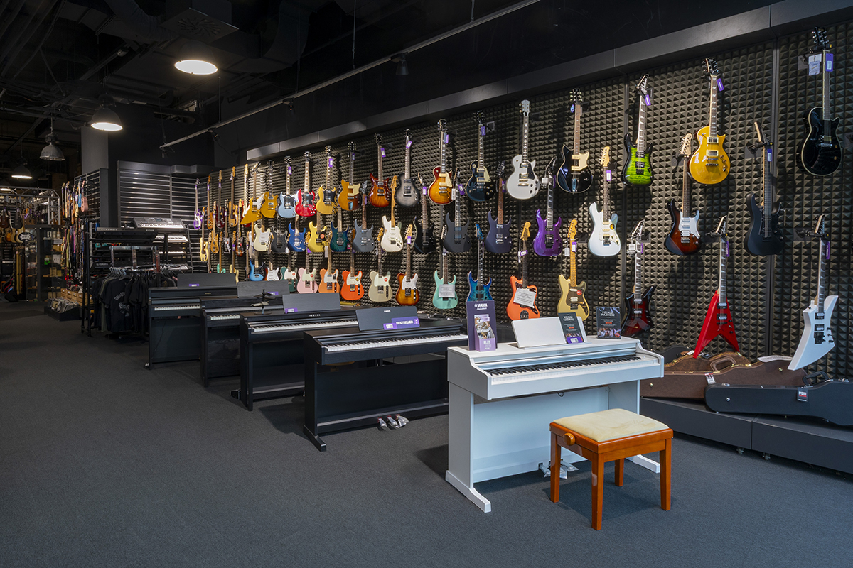 Claviers dans le magasin d'instruments de musique Muziker Ostrava.
