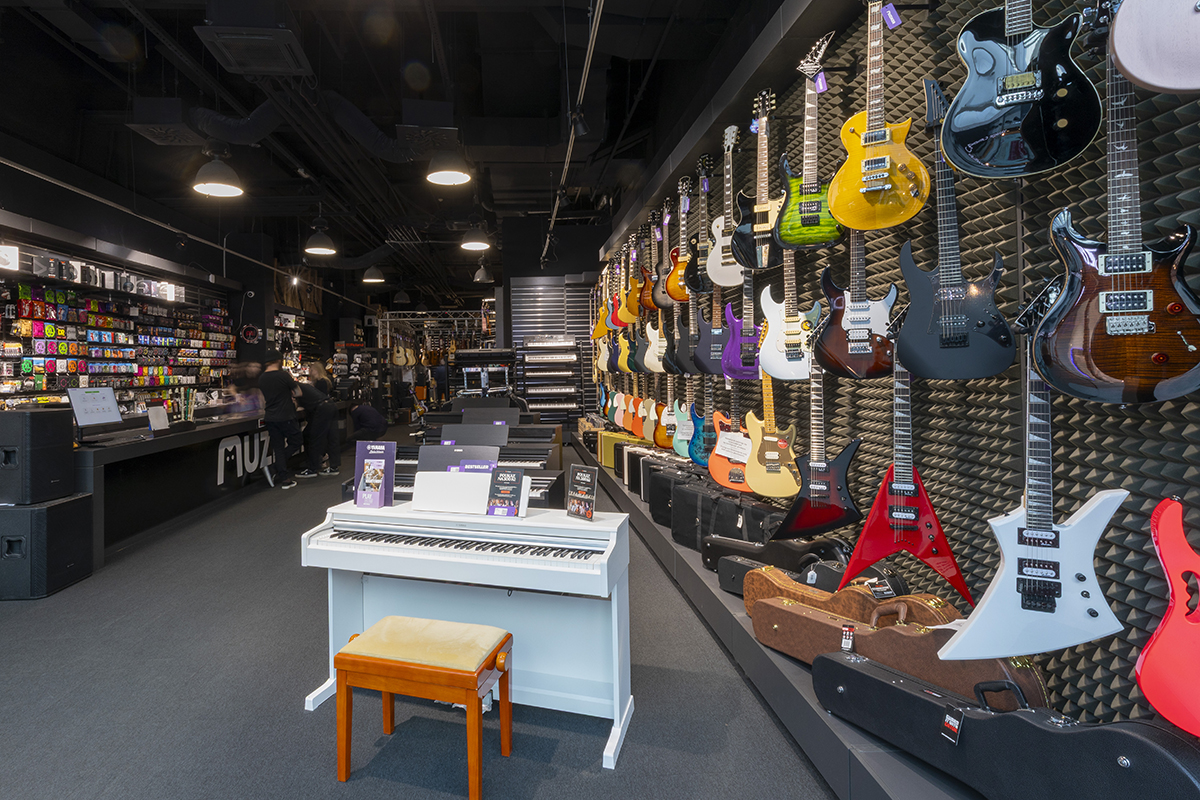 Instruments de musique dans le magasin Muziker Ostrava.