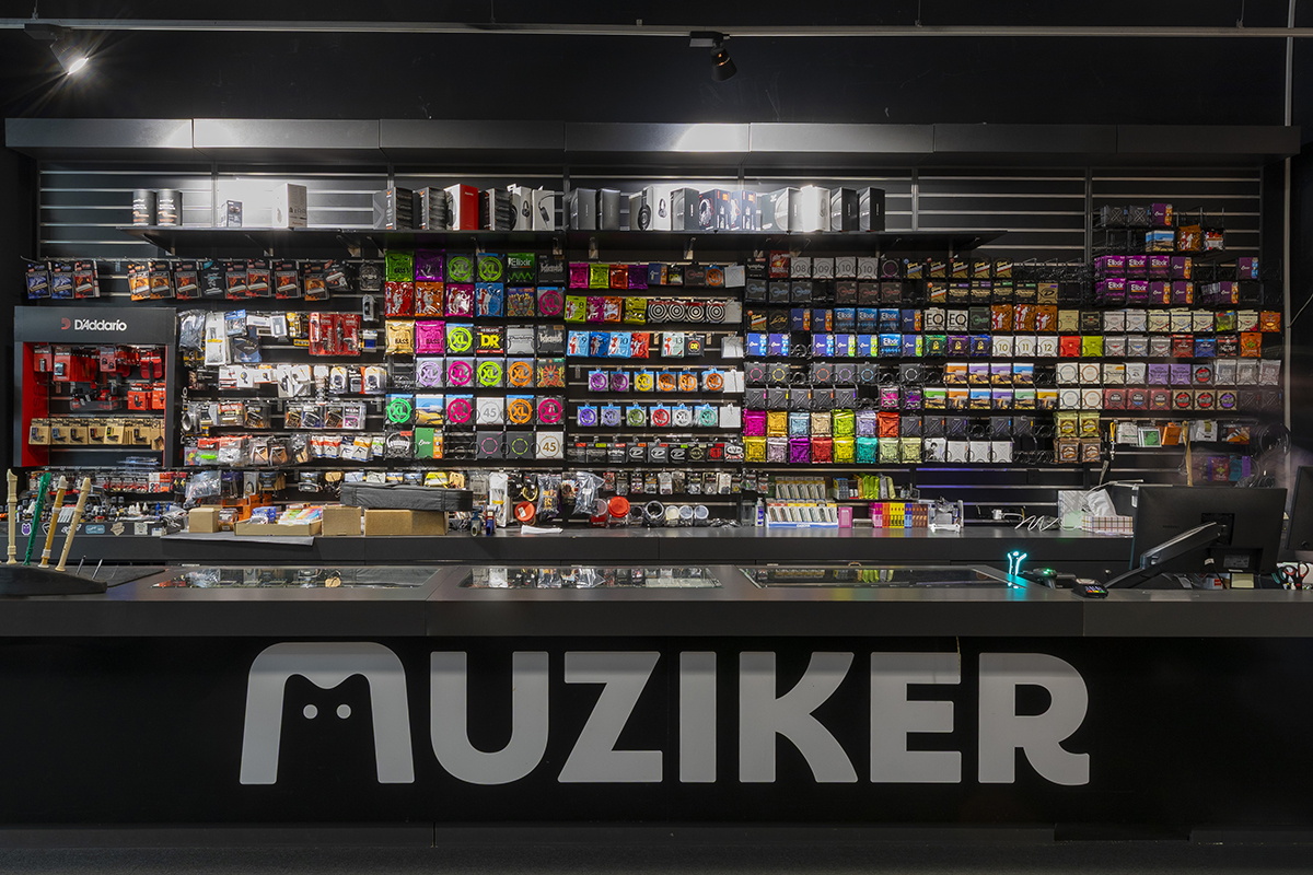 Instruments de musique dans le magasin Muziker Ostrava.