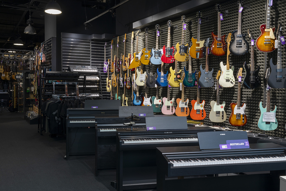 Guitares et accessoires dans le magasin d'instruments de musique Muziker Ostrava.