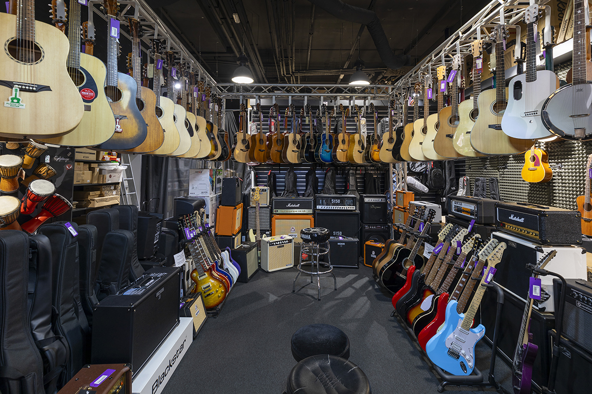 Guitares dans le magasin d'instruments de musique Muziker Ostrava.