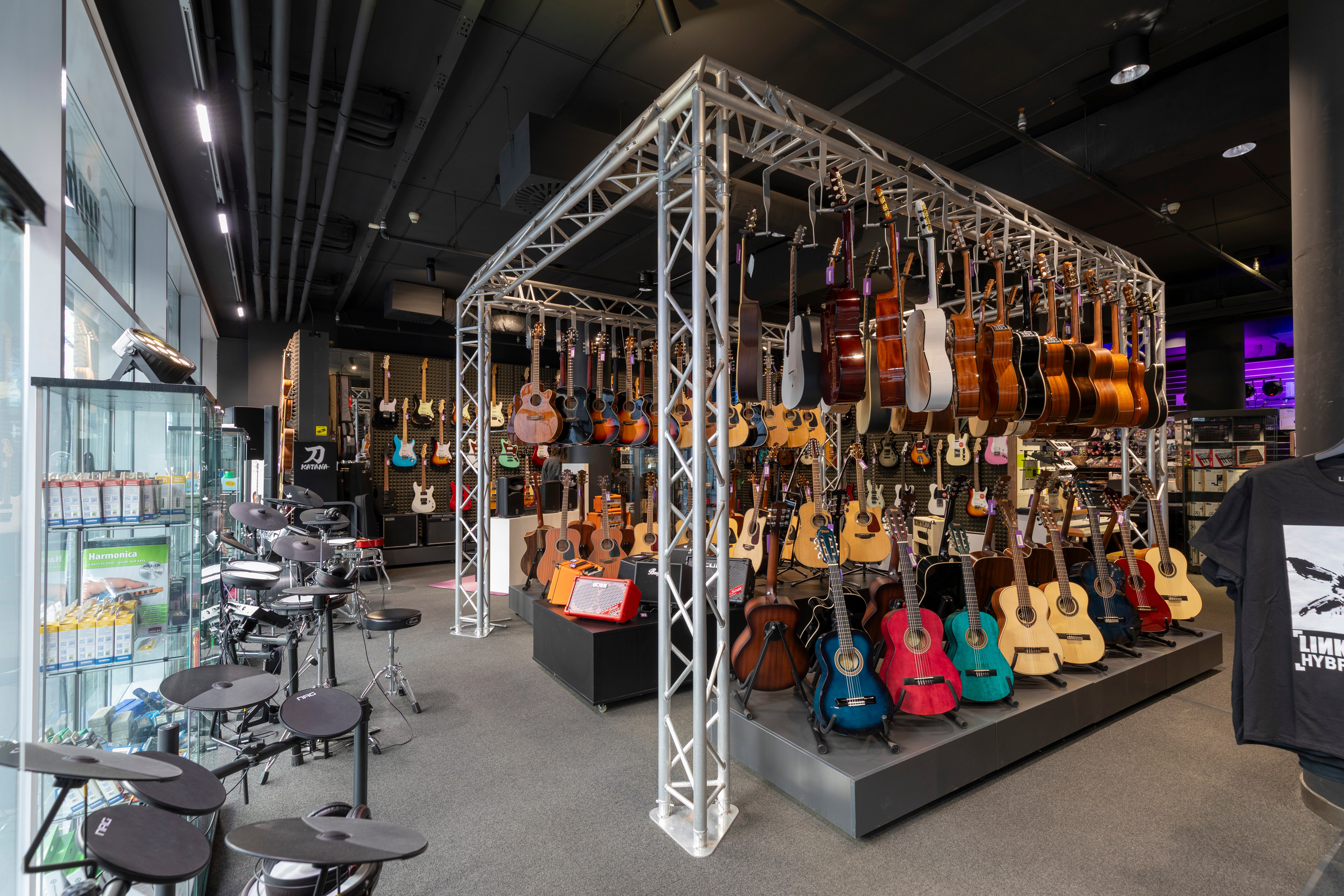 Guitars and keys in musical instruments shop Muziker Prague – Smíchov.