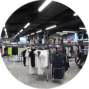 Showroom mit Fan-Merch – Muziker