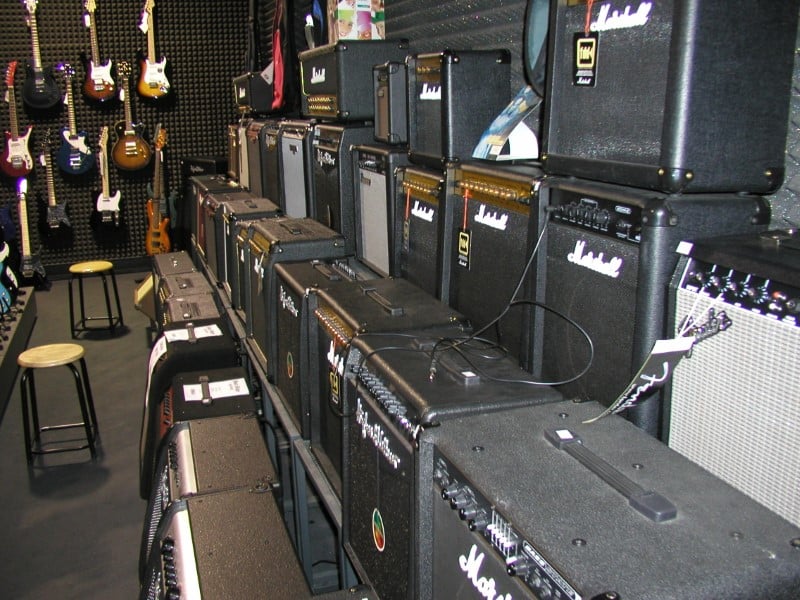 Musikzubehör in der Auslage des GB Music Stores.