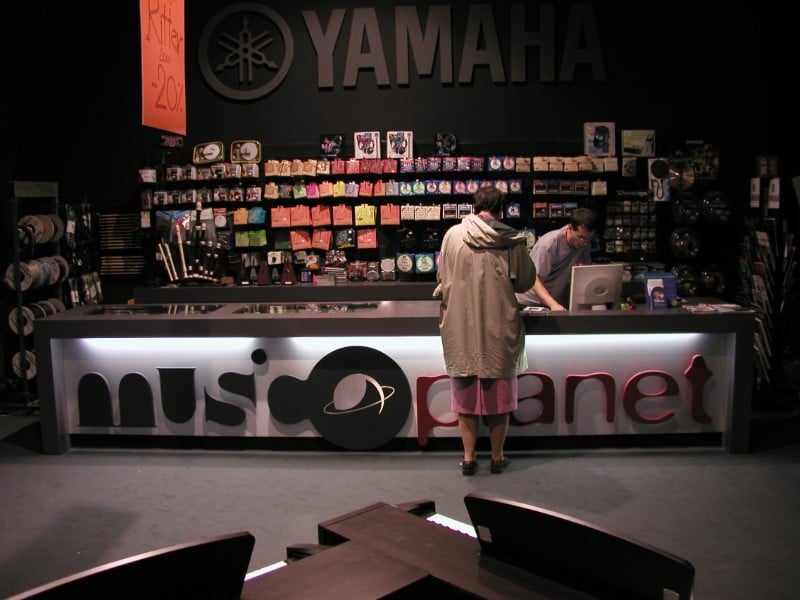 Die Theke des GB Music Stores und der Ort für die Annahme von Instrumenten in der neuen Werkstatt.