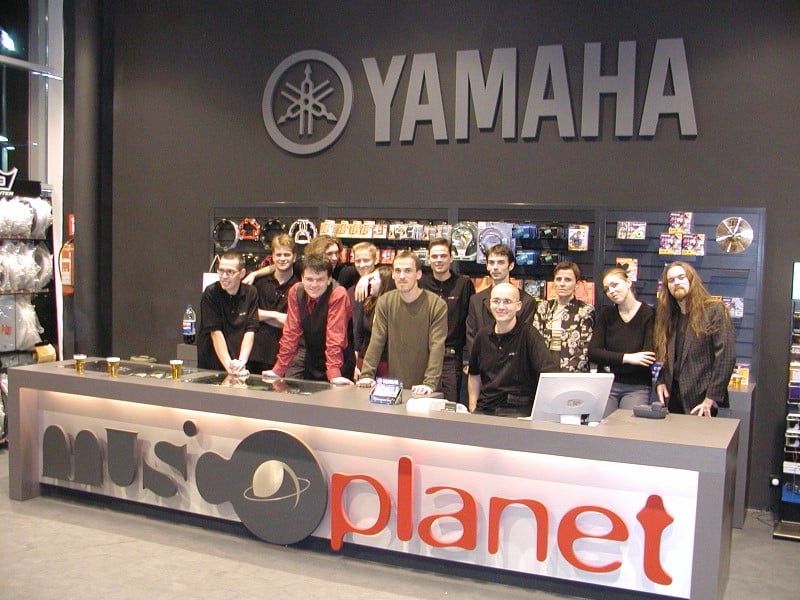 Das Team des GB Music Stores hinter der Theke im Einkaufszentrum Aupark Bratislava.