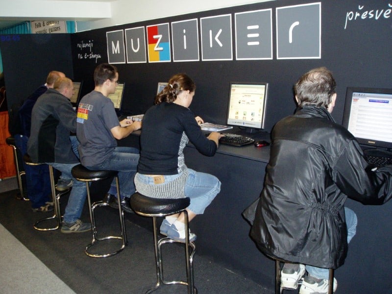 Der Arbeitsplatz des Muziker-Teams in Prag unter dem neuen Markenlogo.