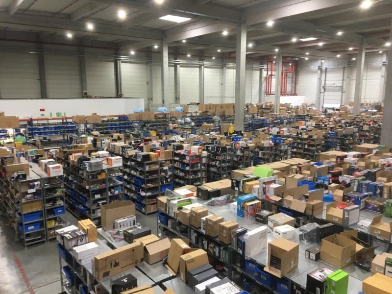 Ein Blick in das neue Logistikzentrum mit versandbereiten Sendungen.