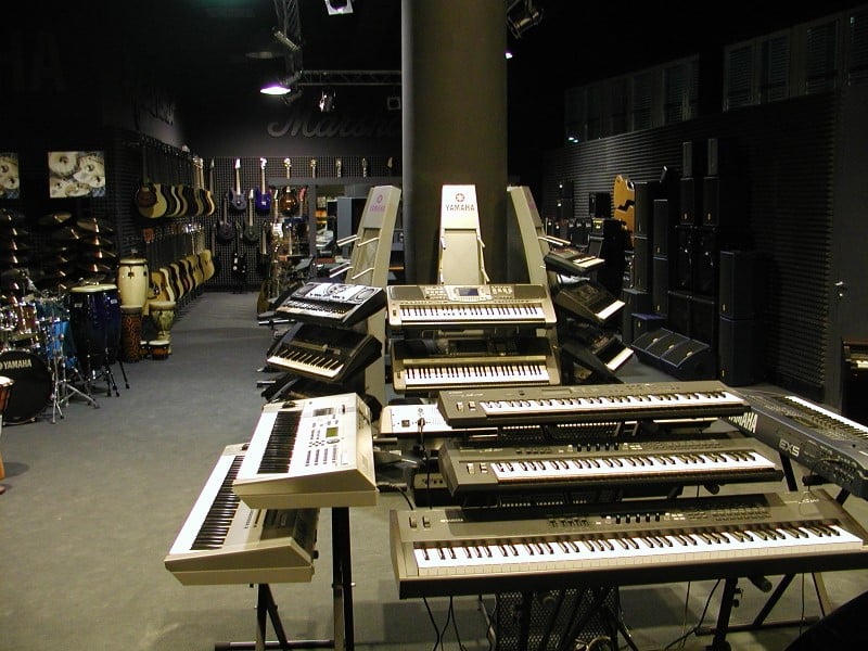 Eine große Auswahl an Tasteninstrumenten und Gitarren im Muziker-Store.