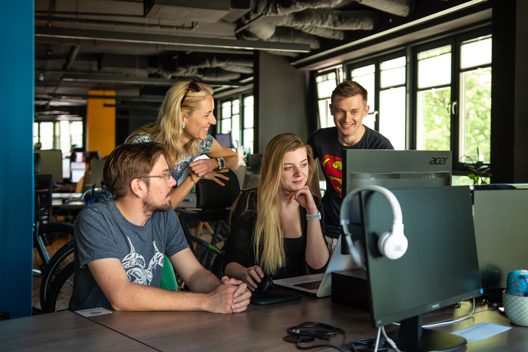 Ein Team im Büro arbeitet gemeinsam an der Entwicklung des Online-Shops für den europäischen Markt.