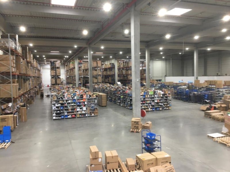 Ein Blick in die weitläufige Halle des modernisierten Logistikzentrums.