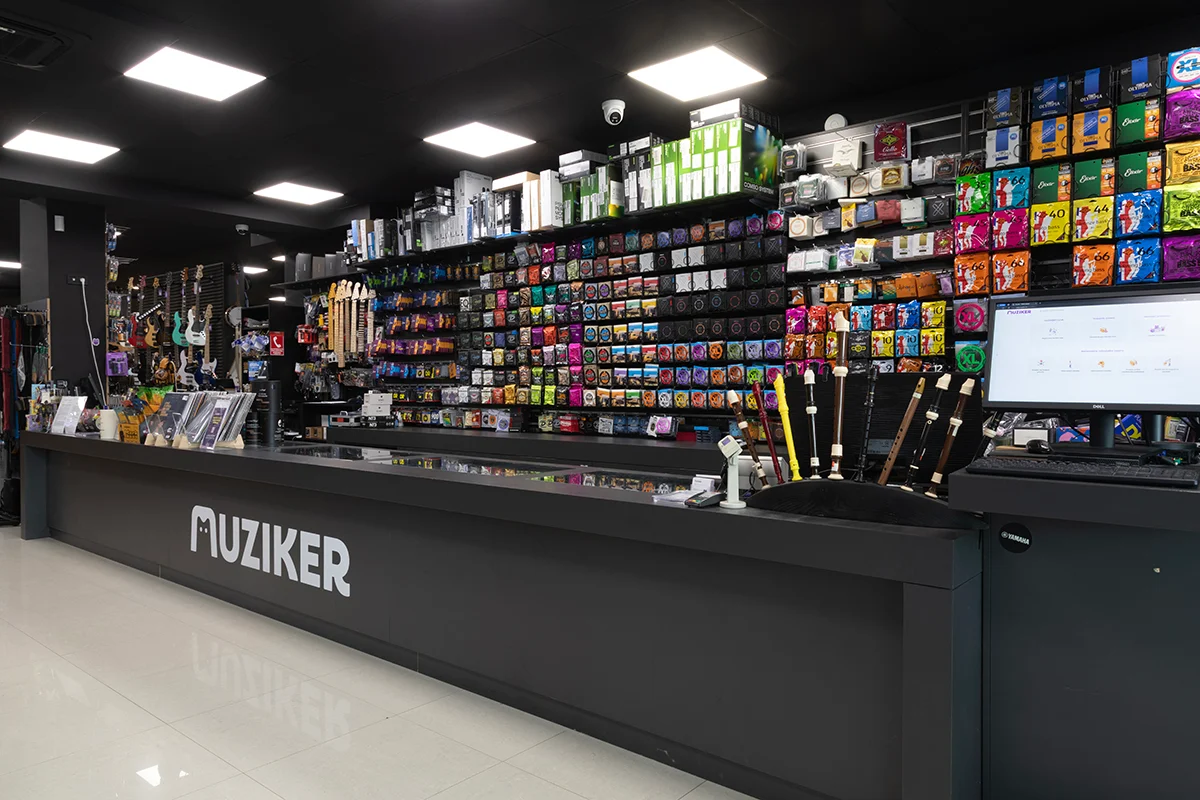 Eine moderne Theke im ersten MULTISTORE in Košice nach einem umfassenden Rebranding.