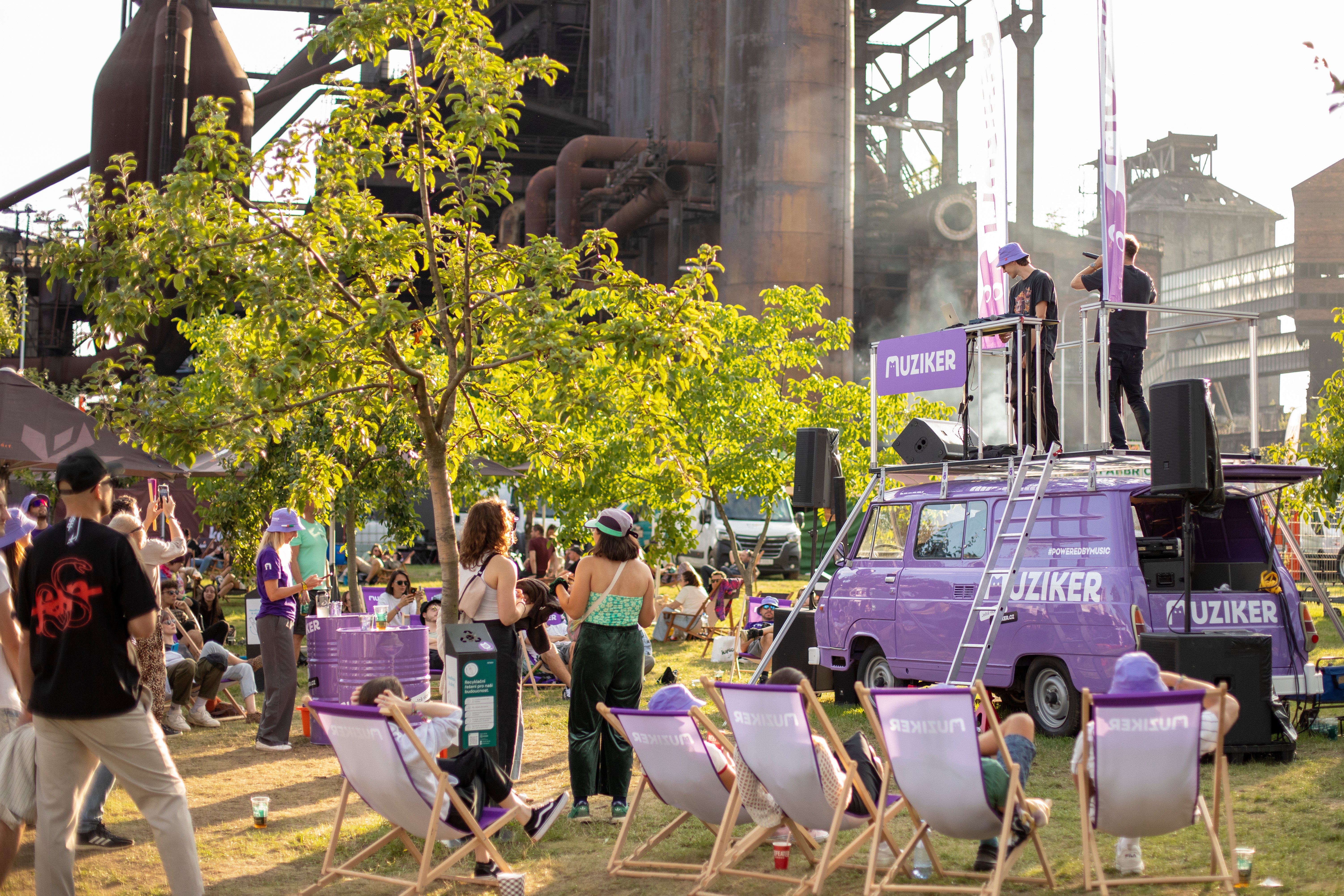 Muziker-Entspannungszone mit Liegen und einem lila DJ-Auto beim Colours of Ostrava Festival.