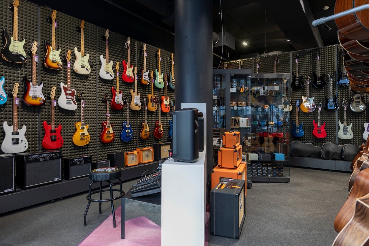 Amplis et instruments de musique dans le magasin Muziker Prague – Smíchov.