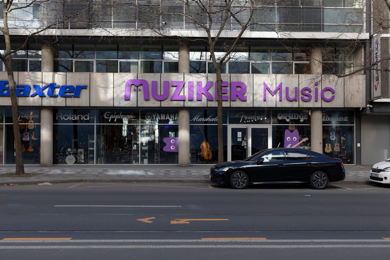 Devanture du magasin d'instruments de musique Muziker Prague – Smíchov.