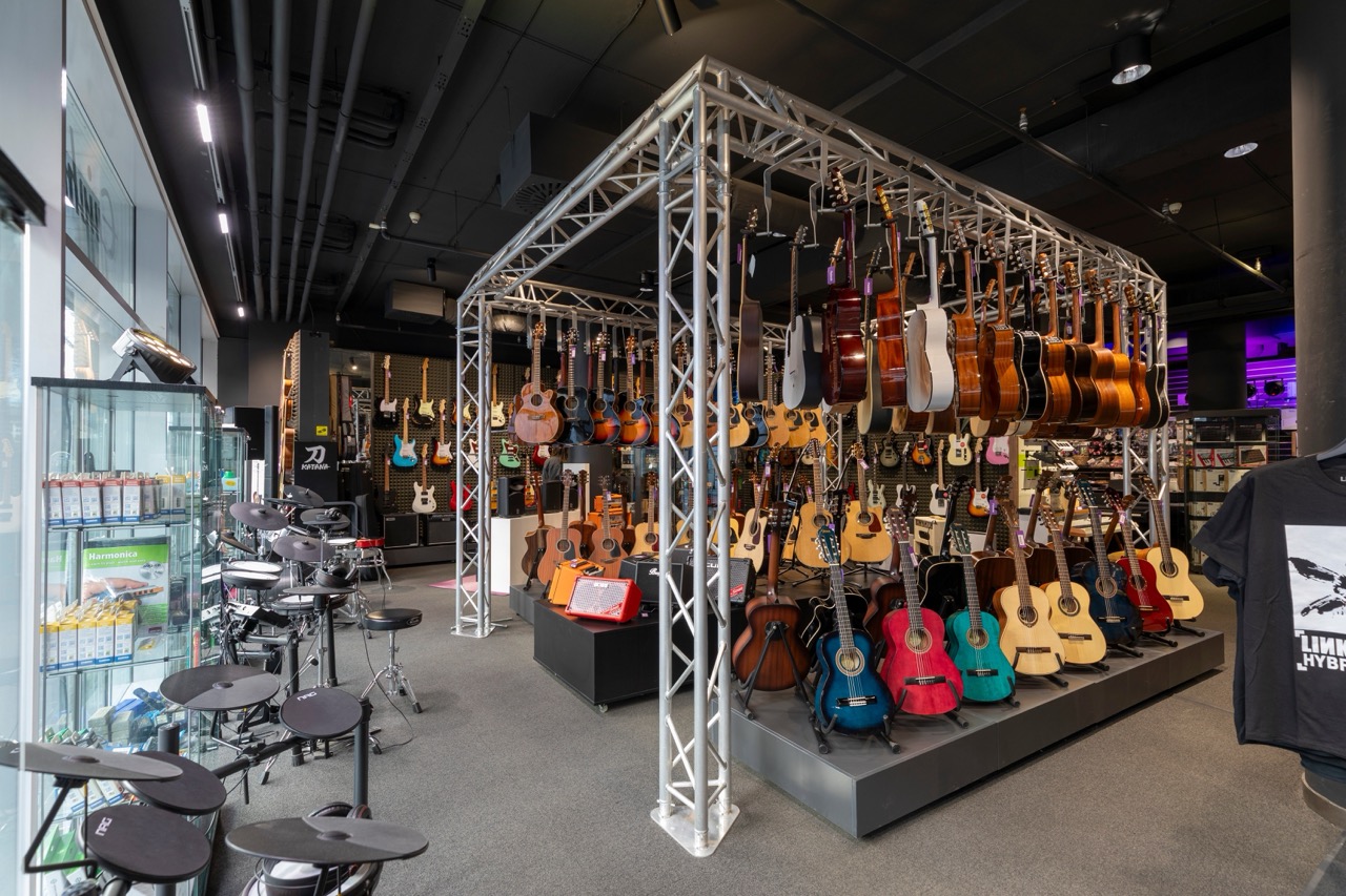 Guitares et claviers dans le magasin d'instruments de musique Muziker Prague – Smíchov.