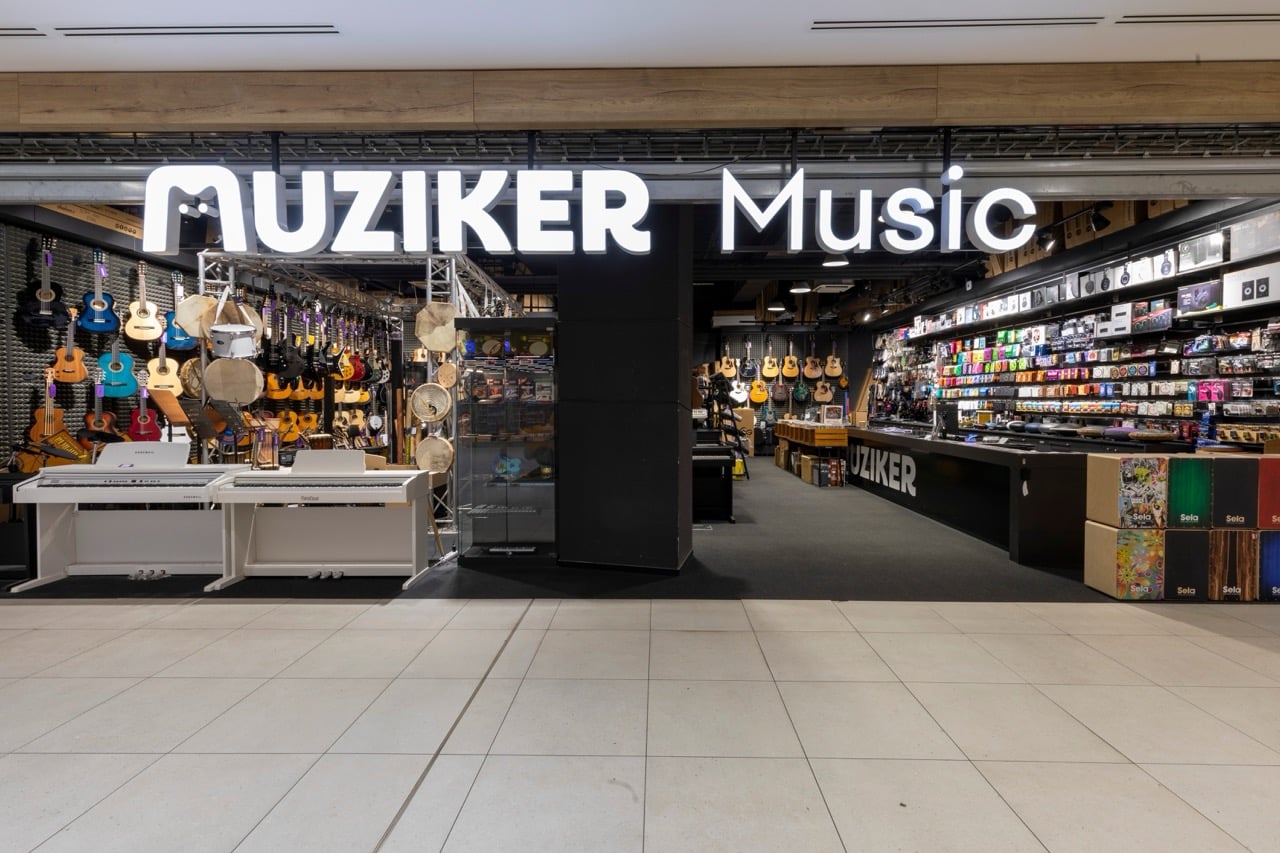 Muusikariistade kaupluse Muziker Liberec sissepääs.